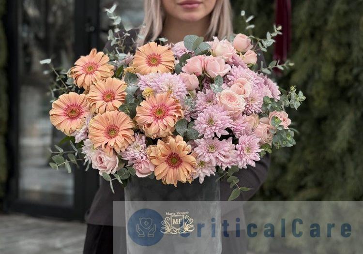 Квіти в коробці з герберою: яскрава композиція з доставкою від Marta Flowers